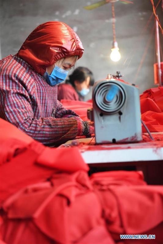 Villagers work in a lantern workshop for the upcoming peak sales season of Spring Festival in Jifeng Town of Jishan County in Yuncheng, north China\'s Shanxi Province, Jan. 3, 2019. (Xinhua/Yang Chenguang)