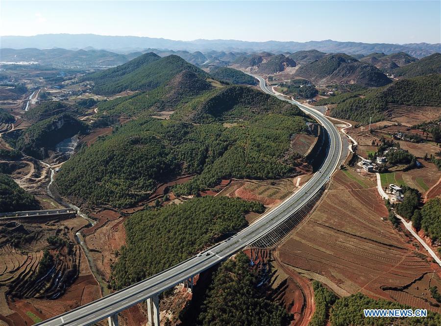 Aerial photo taken on Jan. 3, 2019 shows a part of the Liupanshui-Weining Highway in southwest China\'s Guizhou Province. The Liupanshui-Weining Highway with a highest altitude of 2,260 meters, the highest highway in the province, opened to traffic on Thursday. (Xinhua/He Huan)