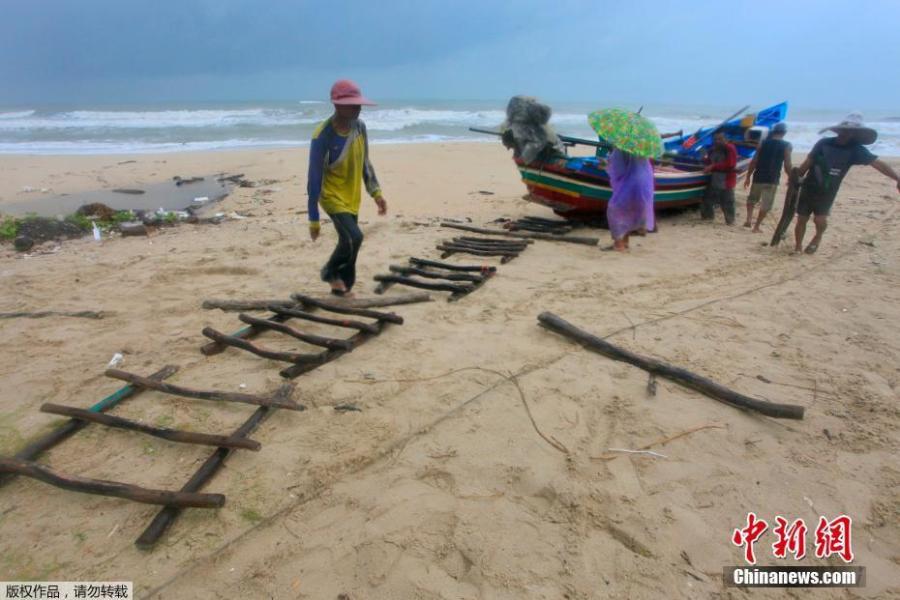 People push a fishing boat off the ocean to a safer location in Songkhla, Thailand in preparation for storm weather conditions on Thursday, Jan. 3, 2019. Thai weather authorities are warning that a tropical storm will bring heavy rains and high seas to southern Thailand and its famed beach resorts.  (Photo/Agencies)