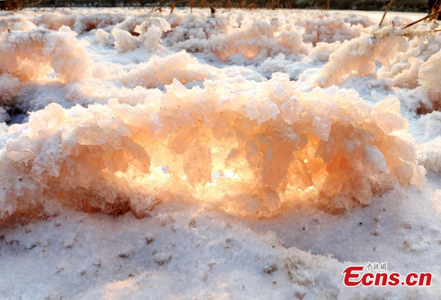 A view of the scenery of mirabilite rime on the Salt Lake in Yuncheng City, North China\'s Shanxi Province, Jan. 2, 2019. Mirabilite rime is formed when mirabilite crystalizes at low temperatures in the inland saltwater lake, formed about 500 million years ago and known as “China’s Dead Sea.” (Photo: China News Service/Jiang Hua)
