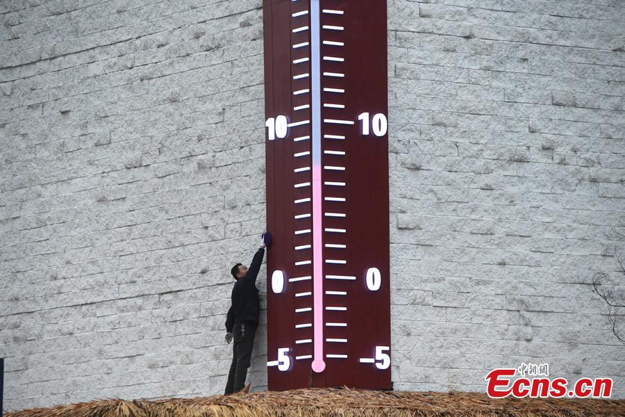 A 11-meter-high outdoor thermometer put into use at a museum in Chongqing’s Liangjiang New Area, the first national level development area in inland China, Jan. 3, 2019. The LED display shows temperatures real time using data collected from sensors. (Photo: China News Service/Chen Chao)