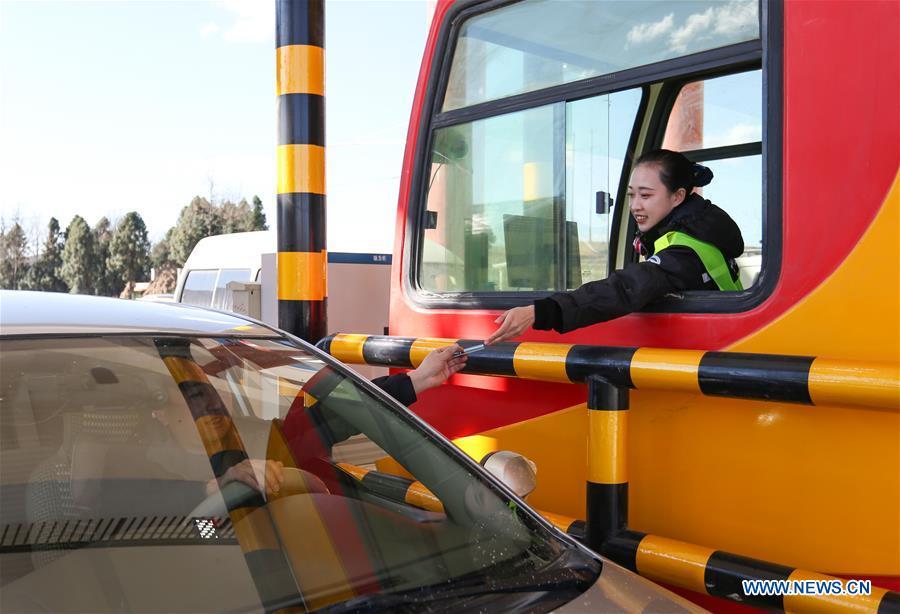 A driver passes a toll station on the Liupanshui-Weining Highway in southwest China\'s Guizhou Province, Jan. 3, 2019. The Liupanshui-Weining Highway with a highest altitude of 2,260 meters, the highest highway in the province, opened to traffic on Thursday. (Xinhua/He Huan)
