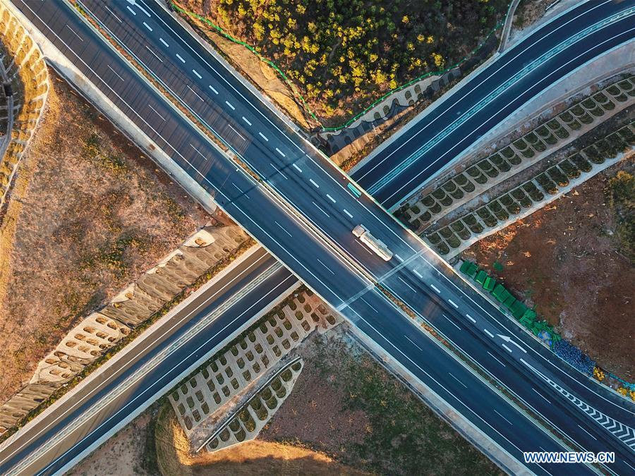 Aerial photo taken on Dec. 20, 2018 shows a part of the Liupanshui-Weining Highway in southwest China\'s Guizhou Province. The Liupanshui-Weining Highway with a highest altitude of 2,260 meters, the highest highway in the province, opened to traffic on Thursday. (Xinhua/He Huan)