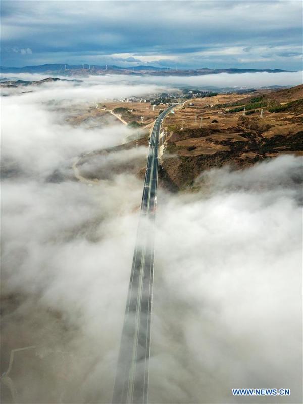 Aerial photo taken on Dec. 19, 2018 shows a part of the Liupanshui-Weining Highway in southwest China\'s Guizhou Province. The Liupanshui-Weining Highway with a highest altitude of 2,260 meters, the highest highway in the province, opened to traffic on Thursday. (Xinhua/He Huan)