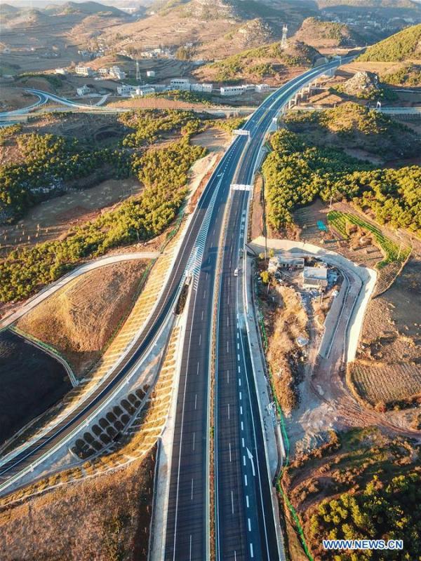 Aerial photo taken on Dec. 20, 2018 shows a part of the Liupanshui-Weining Highway in southwest China\'s Guizhou Province. The Liupanshui-Weining Highway with a highest altitude of 2,260 meters, the highest highway in the province, opened to traffic on Thursday. (Xinhua/He Huan)