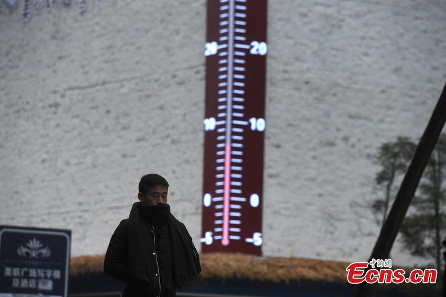 A 11-meter-high outdoor thermometer is put into use at a museum in Chongqing’s Liangjiang New Area, the first national level development area in inland China, Jan. 3, 2019. The LED display shows temperatures real time using data collected from sensors. (Photo: China News Service/Chen Chao)