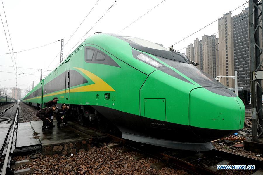 Workers check a CR200J train at the China Railway Shanghai Group Co., ltd. in Shanghai, east China, Jan. 6, 2019. The CR200J train, with a centralized power system that runs 160-km-per-hour, will be put into use before the Spring Festival travel rush in 2019.(Xinhua/Chen Fei)