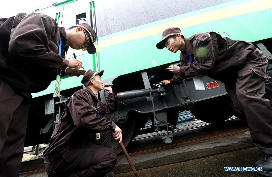 Workers check a CR200J train at the China Railway Shanghai Group Co., ltd. in Shanghai, east China, Jan. 6, 2019. The CR200J train, with a centralized power system that runs 160-km-per-hour, will be put into use before the Spring Festival travel rush in 2019.(Xinhua/Chen Fei)