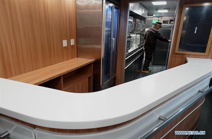 Photo taken on Jan. 6, 2019 shows the dining carriage of a CR200J train at the China Railway Shanghai Group Co., ltd. in Shanghai, east China. The CR200J train, with a centralized power system that runs 160-km-per-hour, will be put into use before the Spring Festival travel rush in 2019.(Xinhua/Chen Fei)