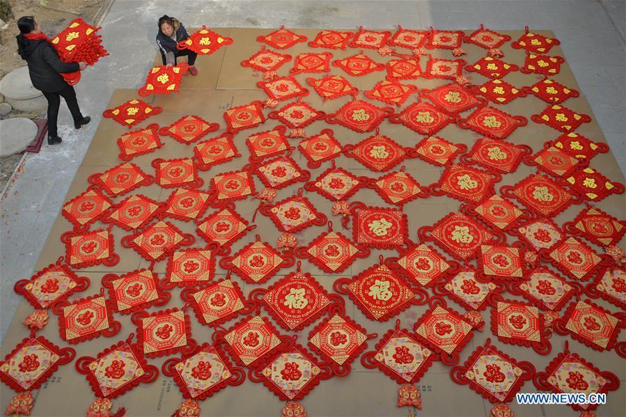 Villagers make Chinese knots in preparation for the upcoming Spring Festival in Xingtai County, north China\'s Hebei Province, Jan. 10, 2019. The Spring Festival, or Chinese Lunar New Year, falls on Feb. 5 this year. (Xinhua/Chen Lei)