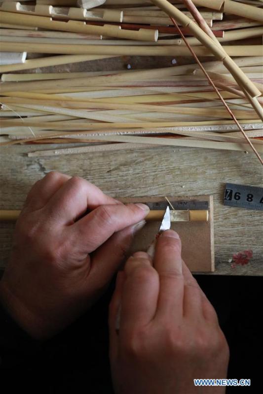 Craftsman Zhao Runsheng carves a sorghum straw at a studio in Jingxing mining area of Shijiazhuang City, capital of north China\'s Hebei Province, Jan. 10, 2019. Sorghum straw handicrafts with various shapes in Jingxing Mining Area are a provincial intangible cultural heritage and a typical folk art in Hebei Province. (Xinhua/Liang Zidong)
