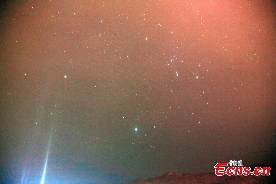 Natural light beam appears at Hemu Village, Altay, Northwest China\'s Xinjiang Uygur Autonomous Region as temperatures drop to 30 minus degrees. The sword-like light beam straight into the starry sky is a natural phenomenon, the reflection of ice crystals in the cold night air. (Photo: China News Service/Lei Dongxiang)