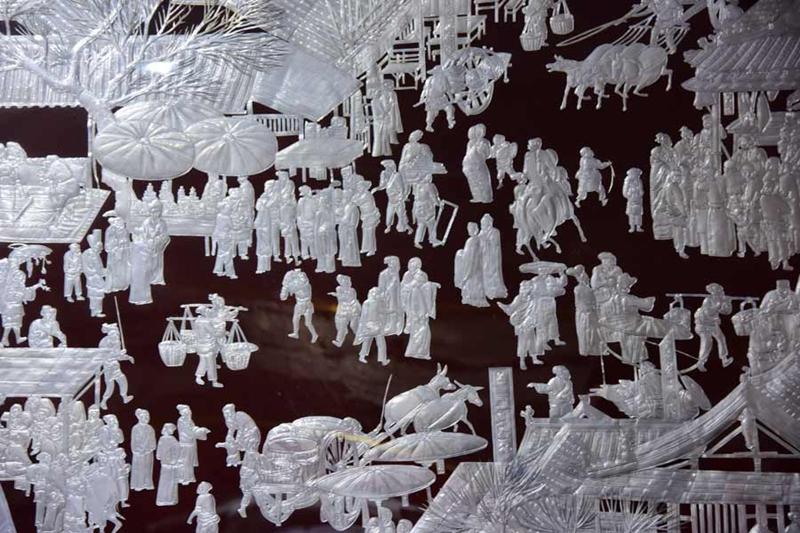 This version of Riverside Scene at Qingming Festival, 28 meters in length and 1.3 meters in width, was made with pieces of more than 6,000 metal cans by Gao Baoan in Linfen city, Shanxi Province. (Photo provided to chinadaily.com.cn)

A man in Linfen city, North China\'s Shanxi Province has made a replica of the famous painting Riverside Scene at Qingming Festival using thousands of discarded metal cans.

The original Riverside Scene at Qingming Festival painting was a famous work by Northern Song Dynasty (960-1127) artist Zhang Zeduan, depicting life in a city in the dynasty.

Gao Baoan spent two and a half years on his version, which is 28 meters in length and 1.3 meters in width and made of pieces of more than 6,000 cans.

The work includes over 800 figures, as well as many buildings.