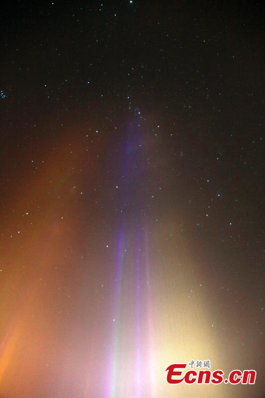 Natural light beam appears at Hemu Village, Altay, Northwest China\'s Xinjiang Uygur Autonomous Region as temperatures drop to 30 minus degrees. The sword-like light beam straight into the starry sky is a natural phenomenon, the reflection of ice crystals in the cold night air. (Photo: China News Service/Lei Dongxiang)