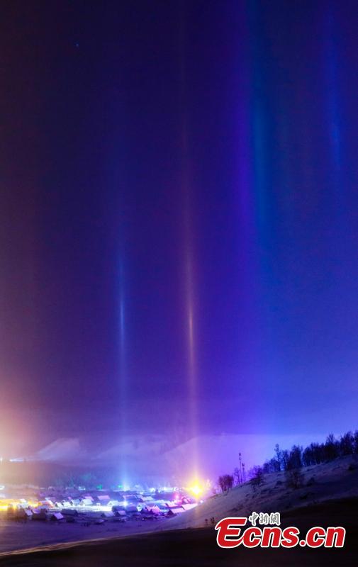 Natural light beam appears at Hemu Village, Altay, Northwest China\'s Xinjiang Uygur Autonomous Region as temperatures drop to 30 minus degrees. The sword-like light beam straight into the starry sky is a natural phenomenon, the reflection of ice crystals in the cold night air. (Photo: China News Service/Lei Dongxiang)