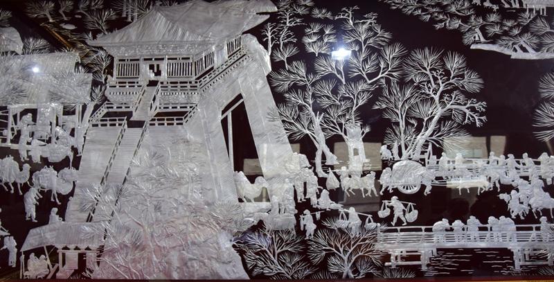 This version of Riverside Scene at Qingming Festival, 28 meters in length and 1.3 meters in width, was made with pieces of more than 6,000 metal cans by Gao Baoan in Linfen city, Shanxi Province. (Photo provided to chinadaily.com.cn)