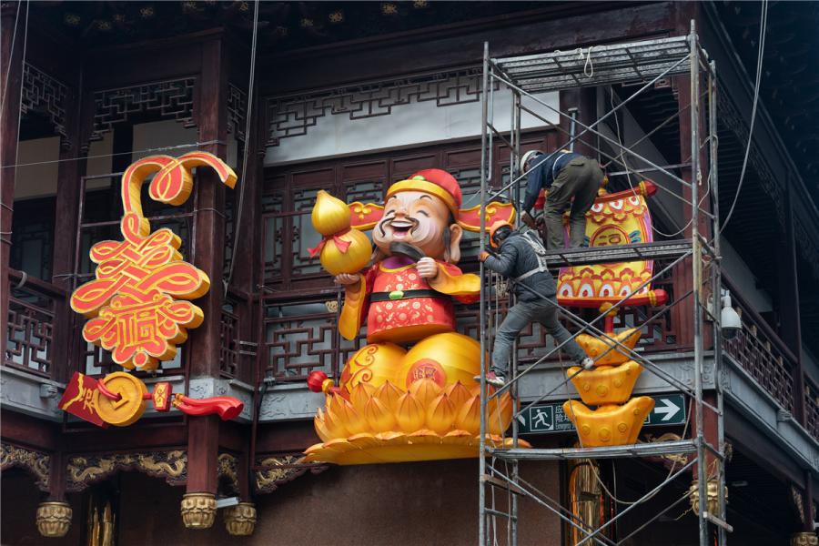 Workers install lanterns at Yu Garden. The show will start later this month. (Photo/chinadaily.com.cn)