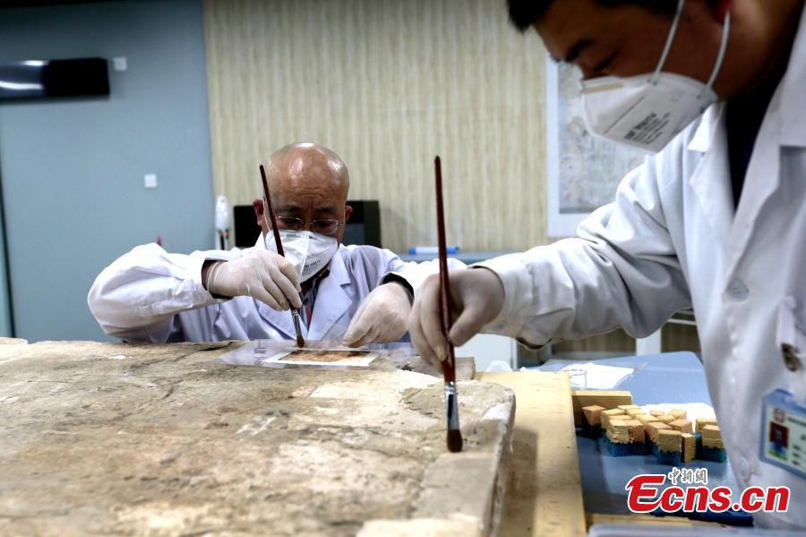 An ancient mural undergoes restoration work in a room at the Shaanxi History Museum in Xi\'an, Northwest China\'s Shaanxi Province, Jan. 16, 2019. Visitors can view the process through a glass window. (Photo: China News Service/Zhang Yuan)