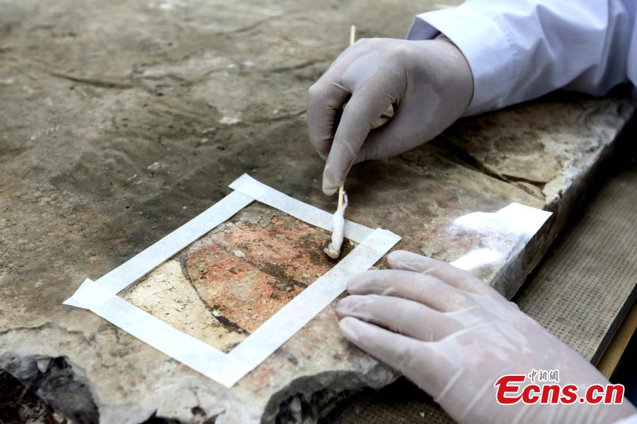 An ancient mural undergoes restoration work in a room at the Shaanxi History Museum in Xi\'an, Northwest China\'s Shaanxi Province, Jan. 16, 2019. Visitors can view the process through a glass window. (Photo: China News Service/Zhang Yuan)