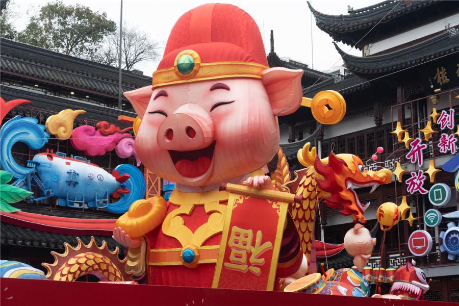 Shanghai\'s most historical and renowned tourist site, Yu Garden, kicks off its preparation for the annual lantern show. (Photo/chinadaily.com.cn)