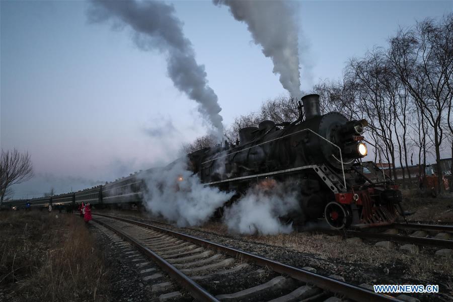 Aerial photo taken on Jan. 17, 2019 shows a steam locomotive heading to the steam locomotive museum of Tiefa Energy Co., Ltd from Diaobingshan Station, northeast China\'s Liaoning Province. A 5-day steam locomotive tourism event kicked off in Diaobingshan on Thursday. Tourists can visit the steam locomotive museum, take pictures of steam locomotives and watch exhibitions during the event. (Xinhua/Pan Yulong)
