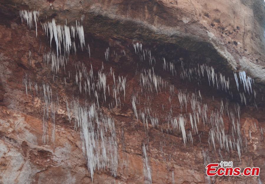 A view of a colorful ice waterfall on cliffs in Liujiaxia, Gansu Province. Winter\'s dropping temperatures have created the breathtaking natural wonder. (Photo: China News Service/Guan Dexin)