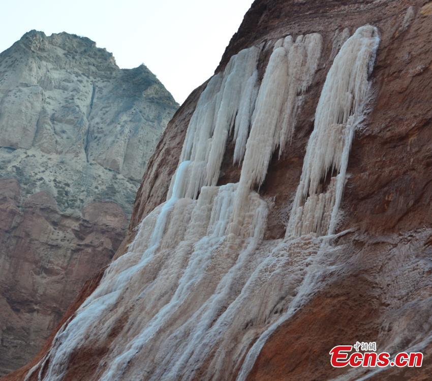 A view of a colorful ice waterfall on cliffs in Liujiaxia, Gansu Province. Winter\'s dropping temperatures have created the breathtaking natural wonder. (Photo: China News Service/Guan Dexin)