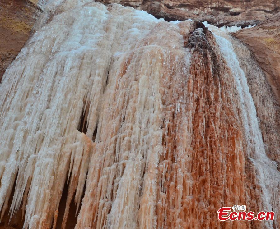 A view of a colorful ice waterfall on cliffs in Liujiaxia, Gansu Province. Winter\'s dropping temperatures have created the breathtaking natural wonder. (Photo: China News Service/Guan Dexin)
