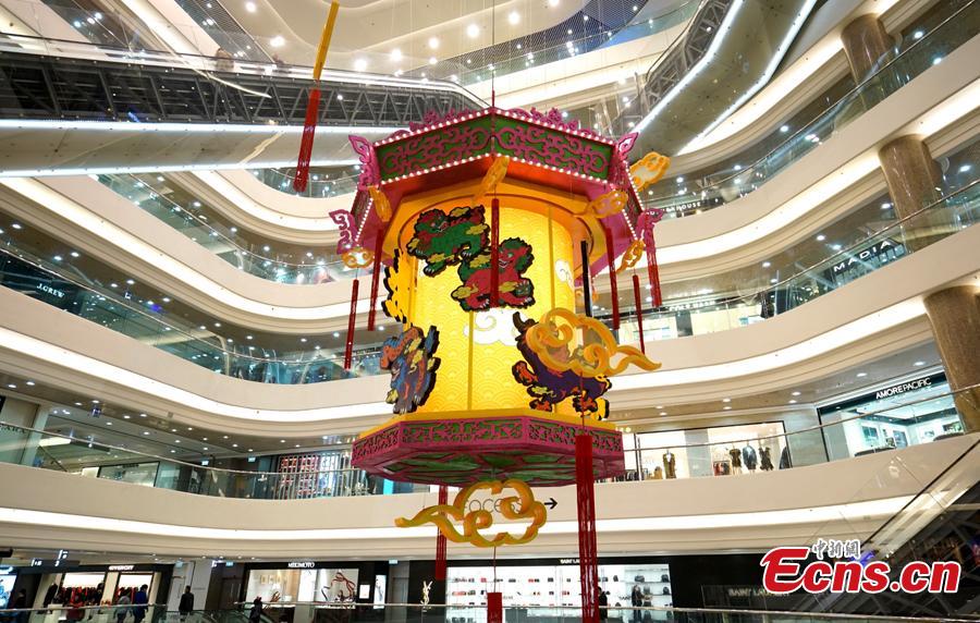 A shopping mall in Causeway Bay, Hong Kong, has installed a giant lantern with pictures of auspicious animals at its gate to welcome the Chinese Lunar New Year. (Photo: China News Service/Zhang Wei)