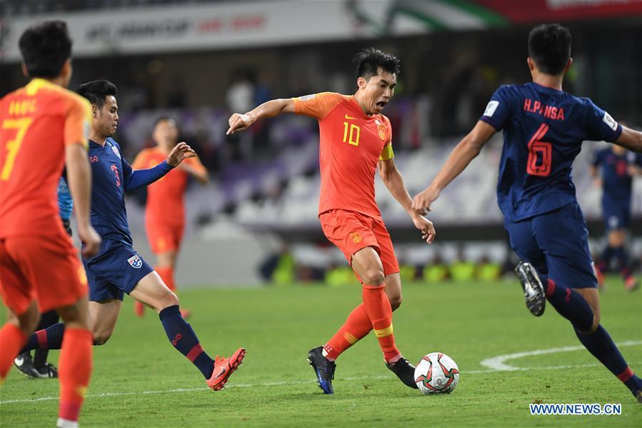 China\'s Zheng Zhi (2nd R) breaks through during the 2019 AFC Asian Cup round of 16 match against Thailand in Al Ain, the United Arab Emirates, Jan. 20, 2019. (Xinhua/Wu Huiwo)