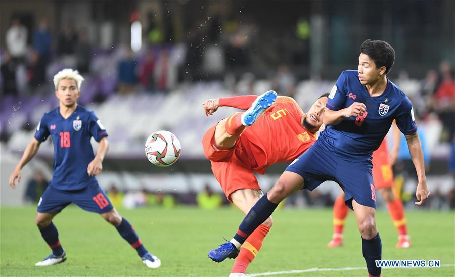 China\'s Zhang Linpeng (2nd R) vies with Thailand\'s Thitiphan Puangjan during the 2019 AFC Asian Cup round of 16 match in Al Ain, the United Arab Emirates, Jan. 20, 2019. (Xinhua/Wu Huiwo)