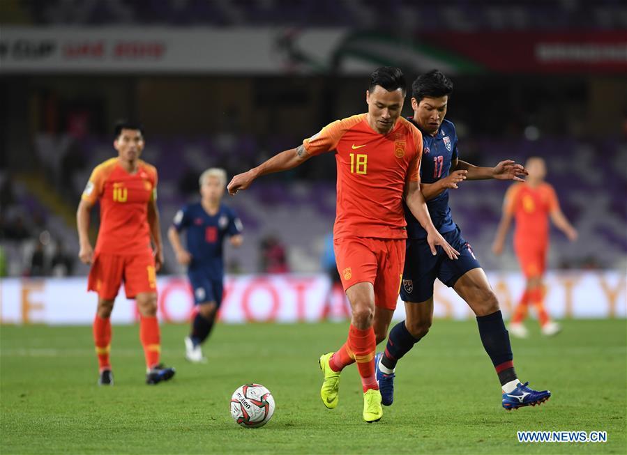 China\'s Gao Lin (2nd R) breaks through during the 2019 AFC Asian Cup round of 16 match against Thailand in Al Ain, the United Arab Emirates, Jan. 20, 2019. (Xinhua/Wu Huiwo)
