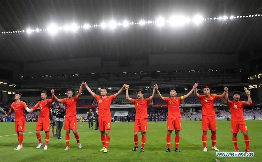 Players of China greet fans after the 2019 AFC Asian Cup round of 16 match between China and Thailand in Al Ain, the United Arab Emirates, Jan. 20, 2019. (Xinhua/Cao Can)
