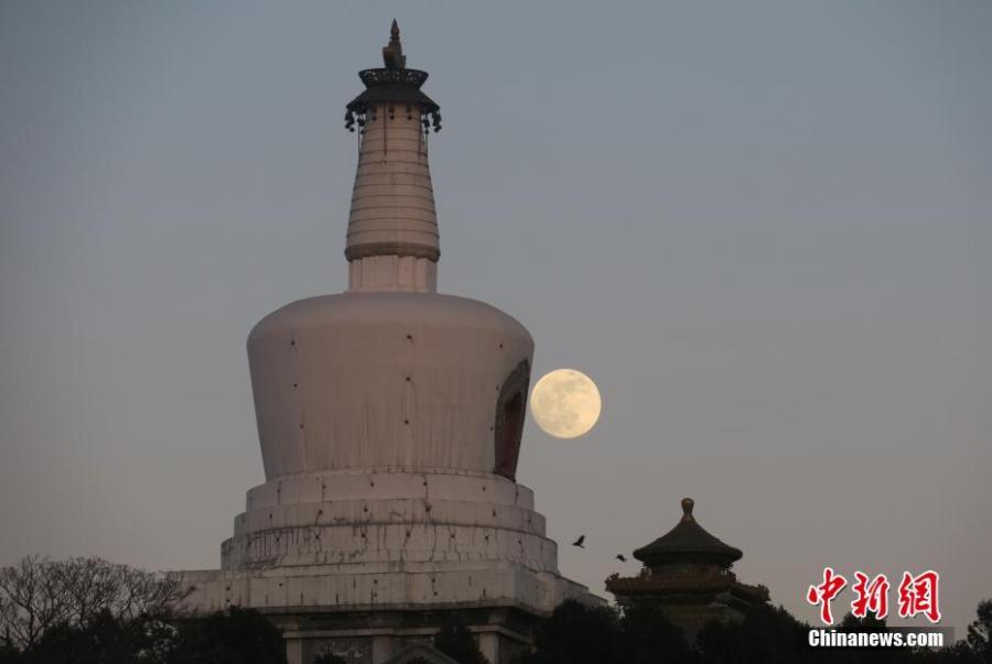 The first full moon of the new year is seen in the sky over Beihai Park in Beijing, Jan. 20, 2019. (Photo: China News Service/Sun Zifa)