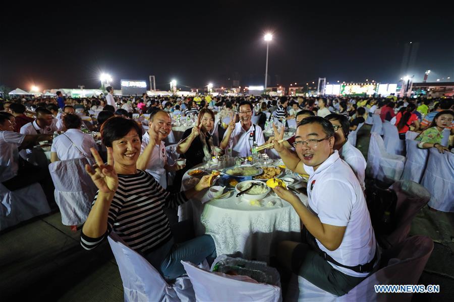 Tourists enjoy the mango sticky rice in Bangkok, Thailand, Jan. 20, 2019. The rice was made of 1,500-kg sticky rice, 2,300-kg coconut juice and 5,000 mangoes. The total weight of the mango sticky rice reached 4,500 kilograms. The event aims to set a Guinness World Record for the largest serving of mango sticky rice. (Xinhua/Zhang Keren)