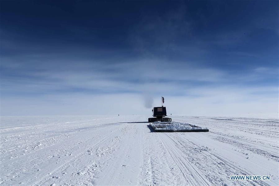 Members of China\'s 35th Antarctic expedition team level the runway of the airport at the Kunlun Station at about 4,000 meters above the sea level near Dome A, Jan. 17, 2019. Snow Eagle 601 landed successfully at the airport of Kunlun Station on Friday, the third time the aircraft landed successfully in the airport since its use. (Xinhua/Liu Shiping)