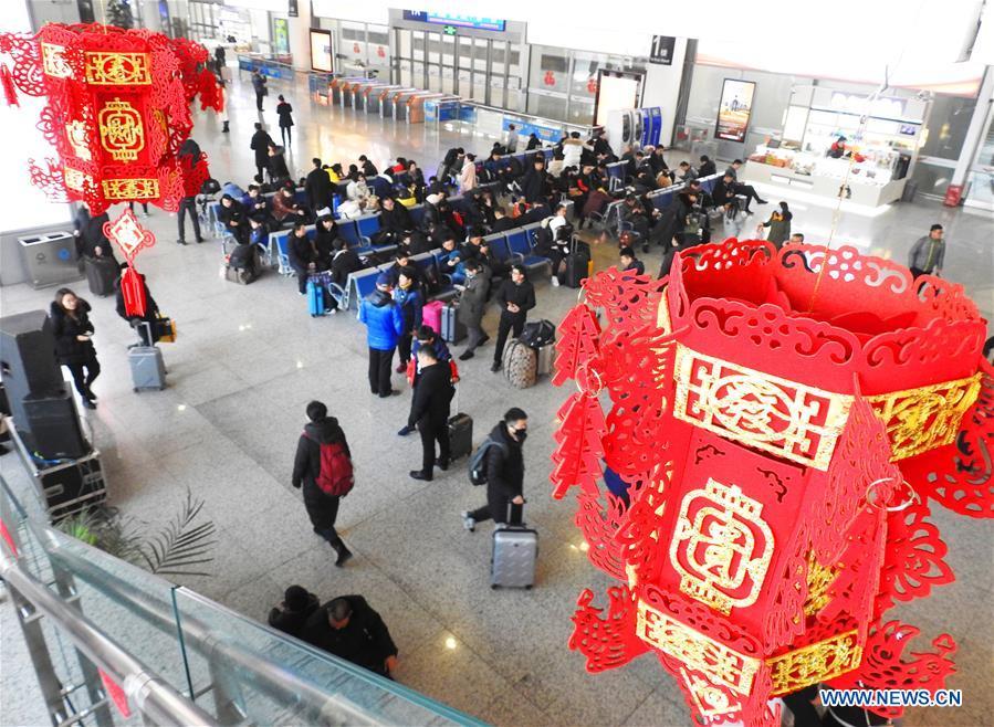 Passengers wait for trains at Xuzhou East Railway Station in Xuzhou, east China\'s Jiangsu Province, Jan. 20, 2019. The 2019 Spring Festival travel rush, known as Chunyun, starts on Jan. 21. The Spring Festival, or Chinese Lunar New Year, falls on Feb. 5 this year. (Xinhua/Geng Yuhe)