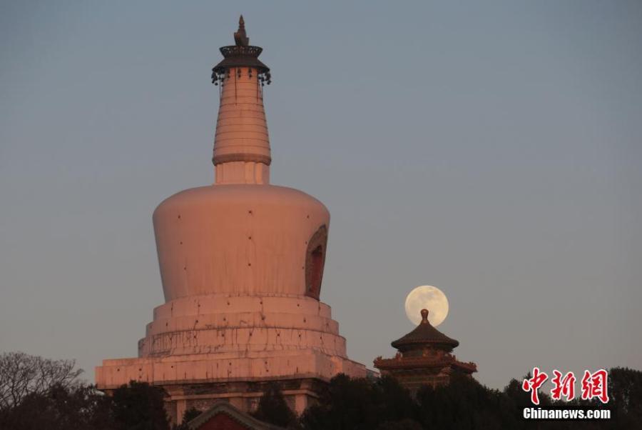 The first full moon of the new year is seen in the sky over Beihai Park in Beijing, Jan. 20, 2019. (Photo: China News Service/Sun Zifa)
