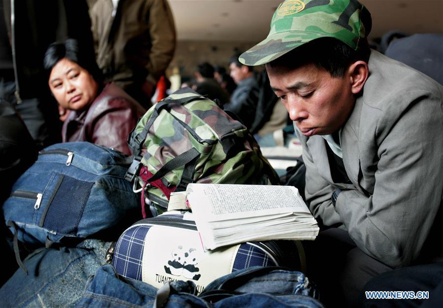 Passengers wait at the departure lounge of the Taiyuan Railway Station in Taiyuan, north China\'s Shanxi Province, Feb. 2, 2007. Returning to hometowns remains the most important part of the Chinese Spring Festival. Whether self-driving, or taking the trains or flights, homecomings and family gatherings are a priority for many Chinese. The annual travel rush around the festival, known as \