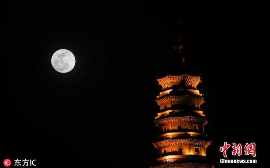 A bright moon is seen in the sky over Nengren Temple in Huai’an City, Jiangsu Province, Jan. 20, 2019. (Photo/IC)