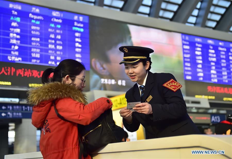 A passenger (L) consults a staff member at Tianjin West Railway Station in Tianjin, north China, Jan. 20, 2019. The 2019 Spring Festival travel rush, known as Chunyun, starts on Jan. 21. The Spring Festival, or Chinese Lunar New Year, falls on Feb. 5 this year. (Xinhua/Yang Baosen)