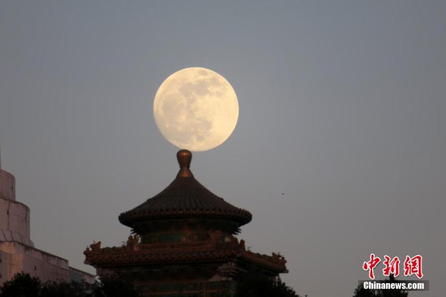 The first full moon of the new year is seen in the sky over Beihai Park in Beijing, Jan. 20, 2019. (Photo: China News Service/Sun Zifa)