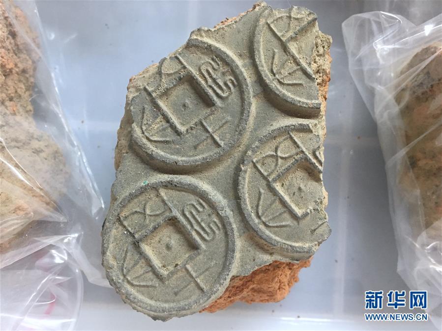 A coin mould found during an excavation at a museum in Nanyang City, Central China\'s Henan Province, Jan. 15, 2019. The museum was built at the site of a former government office in feudal China, used by local magistrates in three dynasties. Excavation at the site started in 2017 when rainstorms exposed a ceramic mould used to make coins. Excavation work over two years has uncovered more coins and moulds that date back to Wang Mang, the founder of the short-lived Xin dynasty (AD 9?25). Bai Yunxiang, a researcher with the Chinese Academy of Social Sciences said the findings provided precious historical materials for studying the coin casting industry in the Qin and Han dynasties and the social and economic system in Wang Mang\'s reign. (Photo: China News Service/Li Wenzhe)