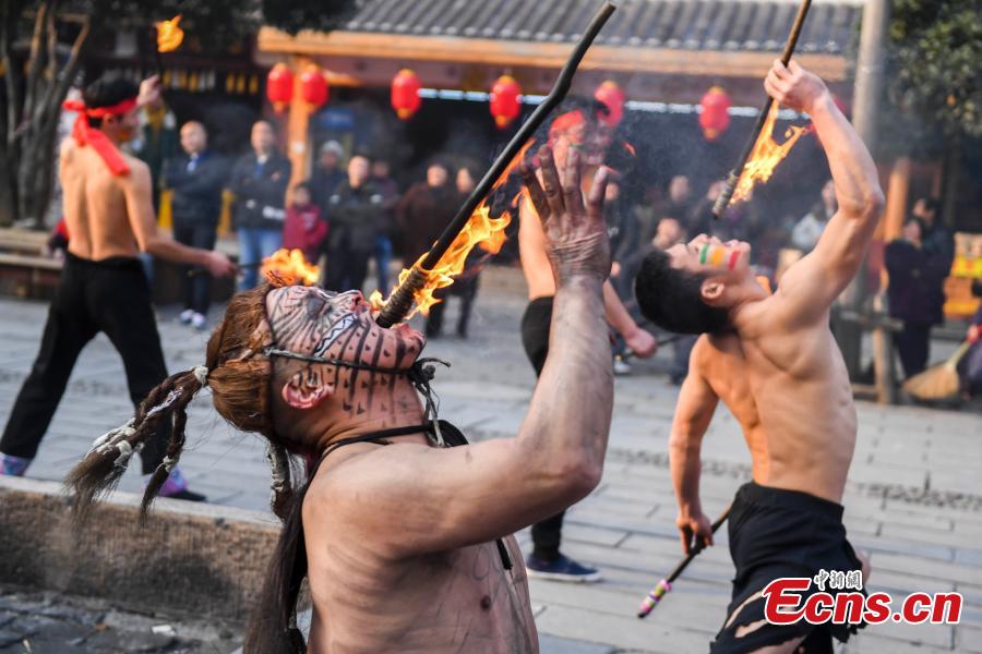 Performers present a fire stunt show at the Wulingyuan scenic area in Zhangjiajie City, Central China\'s Hunan Province, Jan. 21, 2019. Zhangjiajie, a UNESCO World Heritage Site, is known for its forest parks and Wulingyuan is famous for its more than 3,000 sandstone pillars. (Photo: China News Service/Yang Huafeng)
