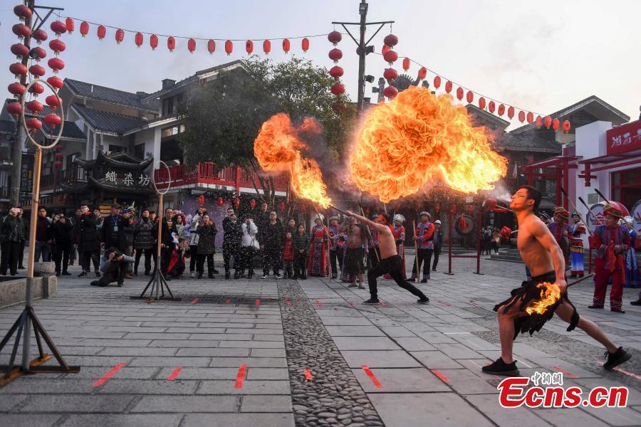 Performers present a fire stunt show at the Wulingyuan scenic area in Zhangjiajie City, Central China\'s Hunan Province, Jan. 21, 2019. Zhangjiajie, a UNESCO World Heritage Site, is known for its forest parks and Wulingyuan is famous for its more than 3,000 sandstone pillars. (Photo: China News Service/Yang Huafeng)