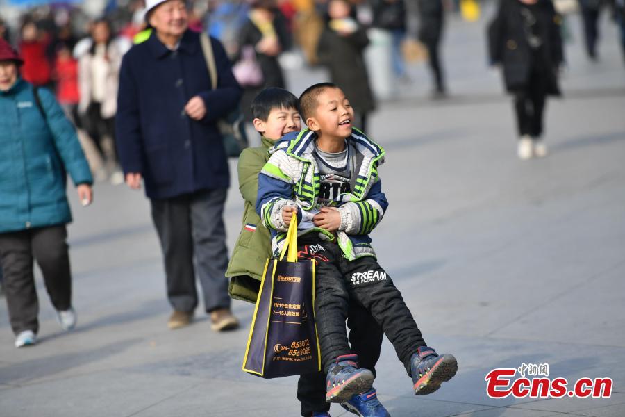 Two children play at a railway station in Chengdu City, Sichuan Province. (Photo: China News Service/Zhang Lang)