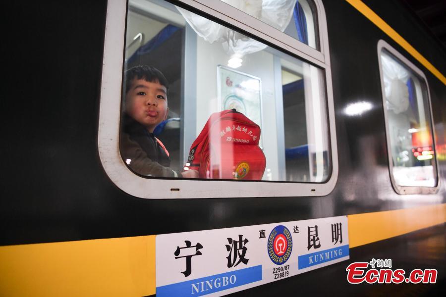 A boy onboard a train to Ningbo City in Zhejiang Province at a railway station in Kunming City, Yunnan Province. (Photo: China News Service/Liu Ranyang)