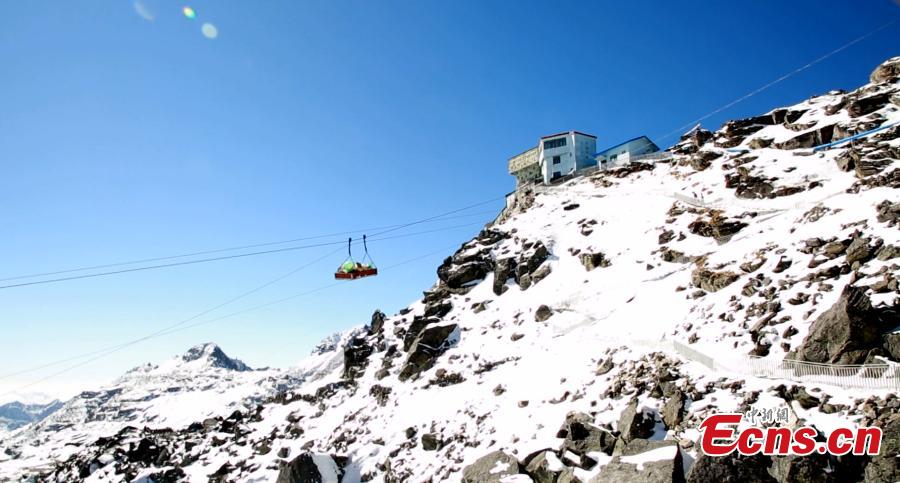 Supplies are transported by cable to a frontline station on a mountain 4,687 meters above sea level in Tibet Autonomous Region. (Photo provided to China News Service)