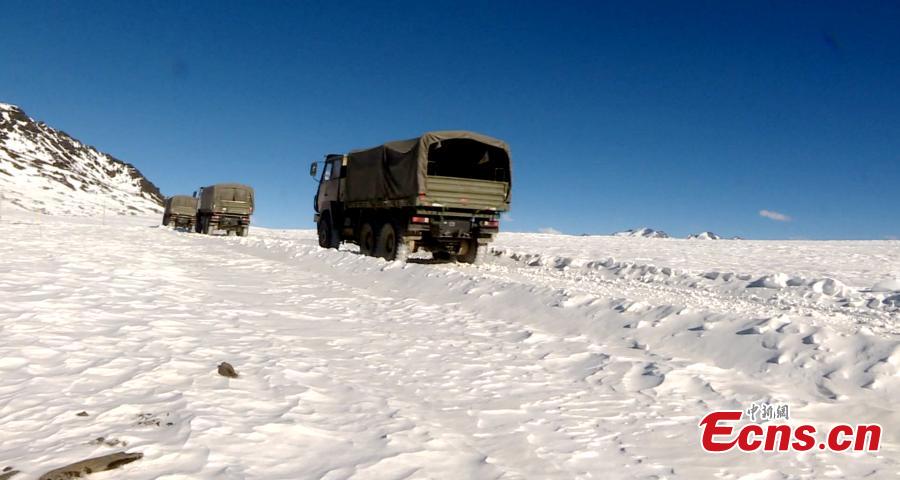 Military truck transports supplies for a frontline station in Tibet Autonomous Region. (Photo provided to China News Service)