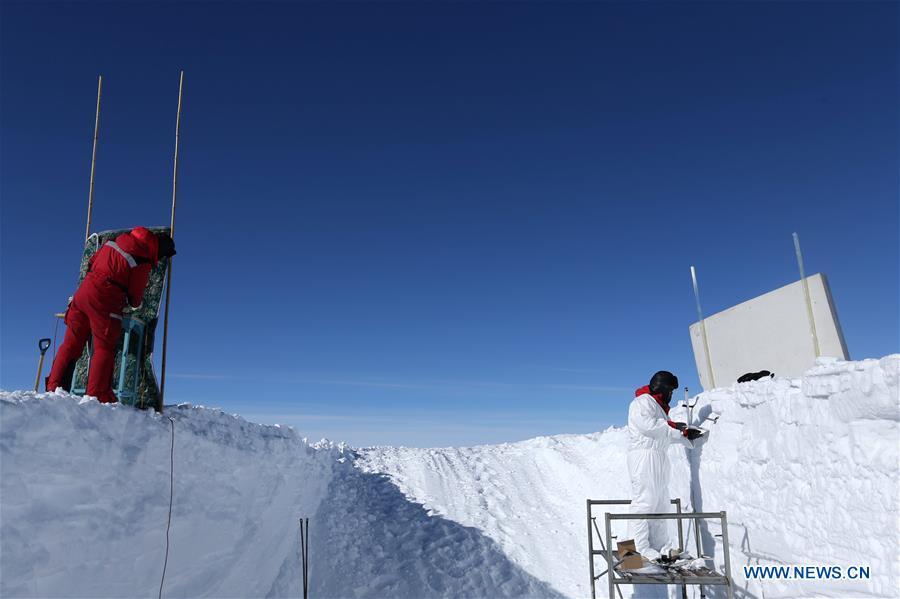 Members of China\'s 35th Antarctic expedition team work at the Kunlun Station in Antarctica, Jan. 19, 2019. The Kunlun team of China\'s 35th Antarctic expedition withdrew from the Kunlun Station on Thursday after completing various scientific exploration projects at the peak of Antarctic\'s inland icecap. (Xinhua/Liu Shiping)